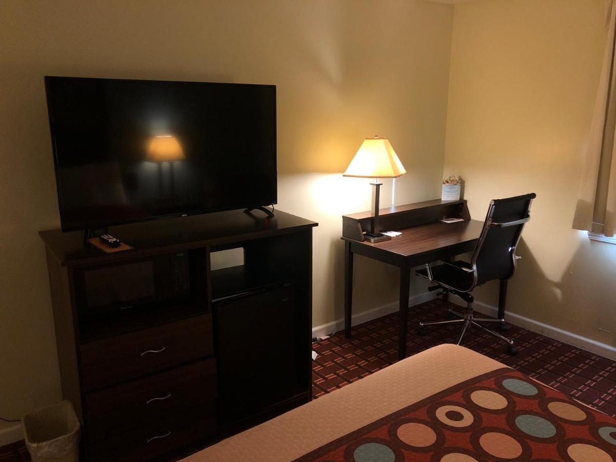 Queen Room - Mobility Access/Non-Smoking at Super 8 by Wyndham Plover Stevens Point Area