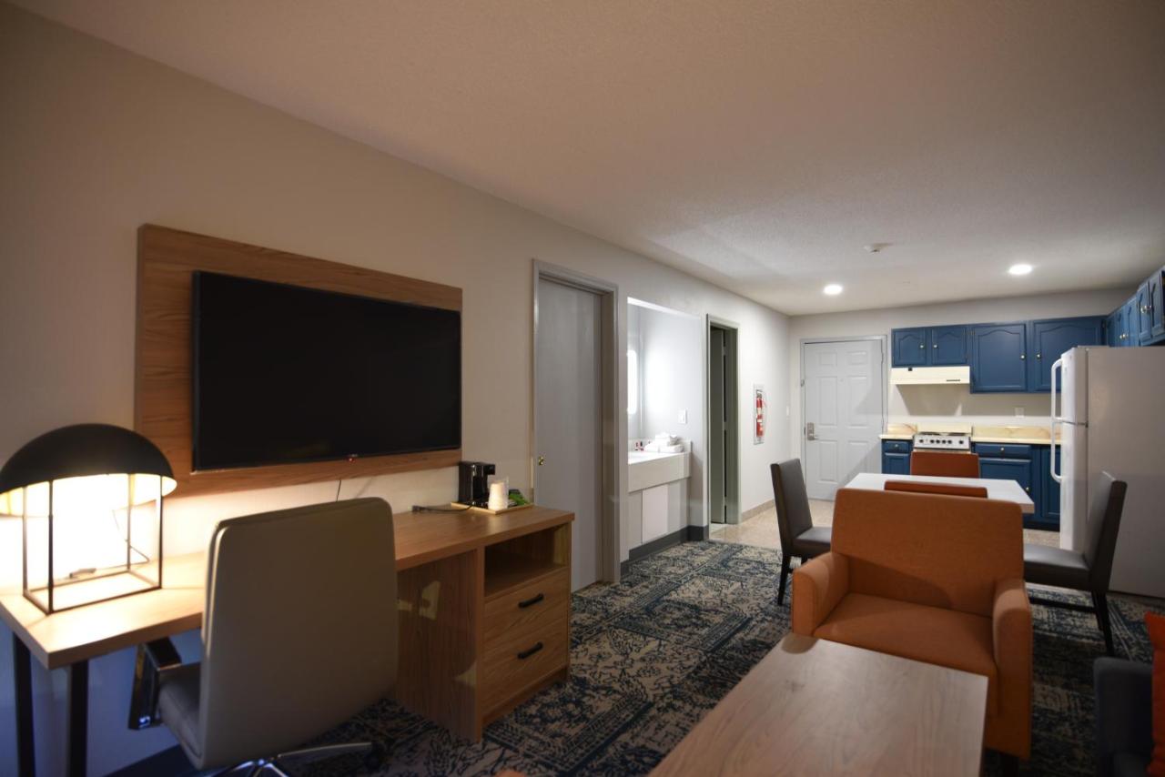 One-Bedroom King Suite - Second Floor/Non-Smoking at Baymont by Wyndham Pine Grove