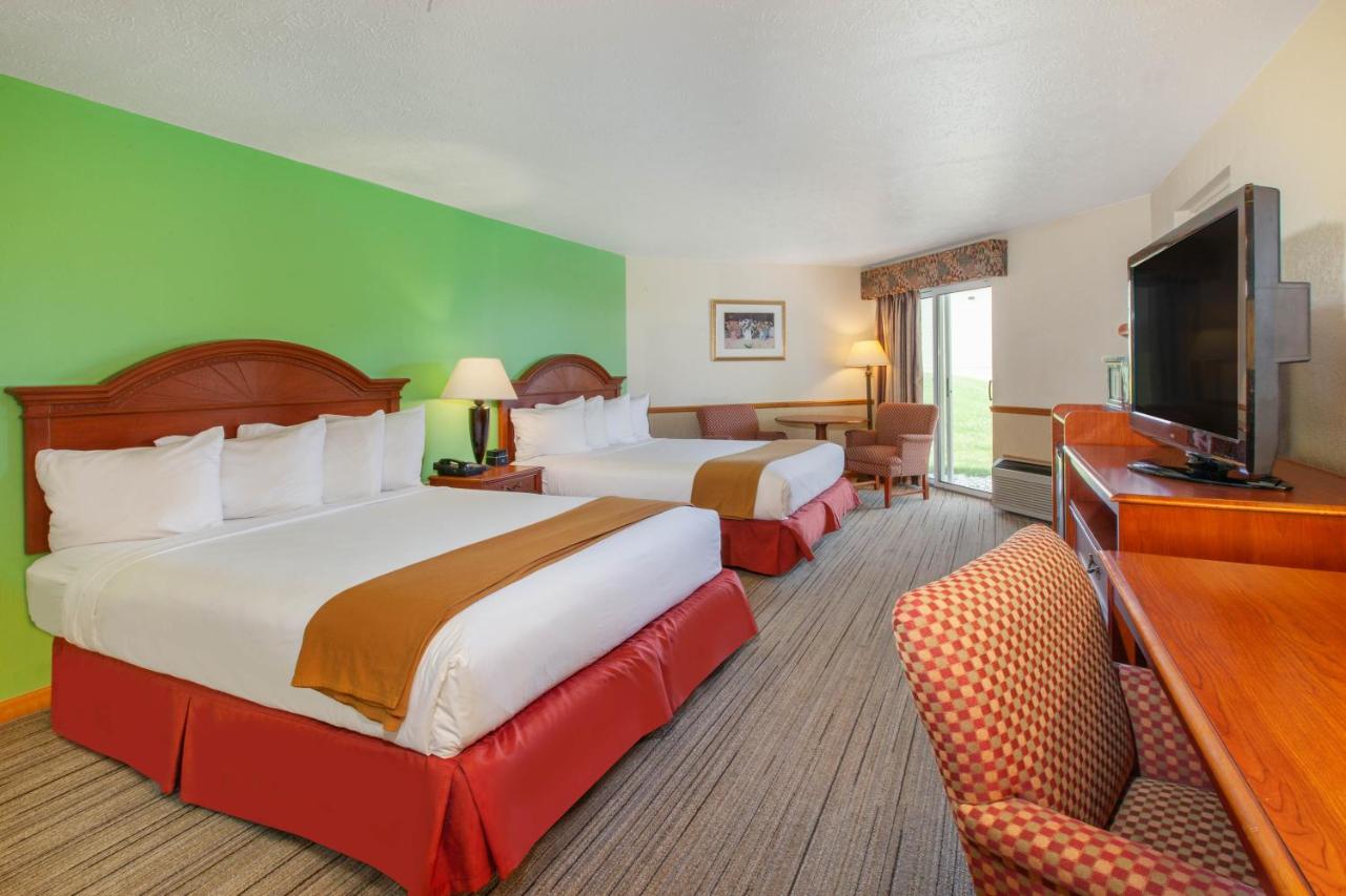 One-Bedroom Suite with Three Queen Beds and Patio at Apple Tree Inn, SureStay Collection by Best Western