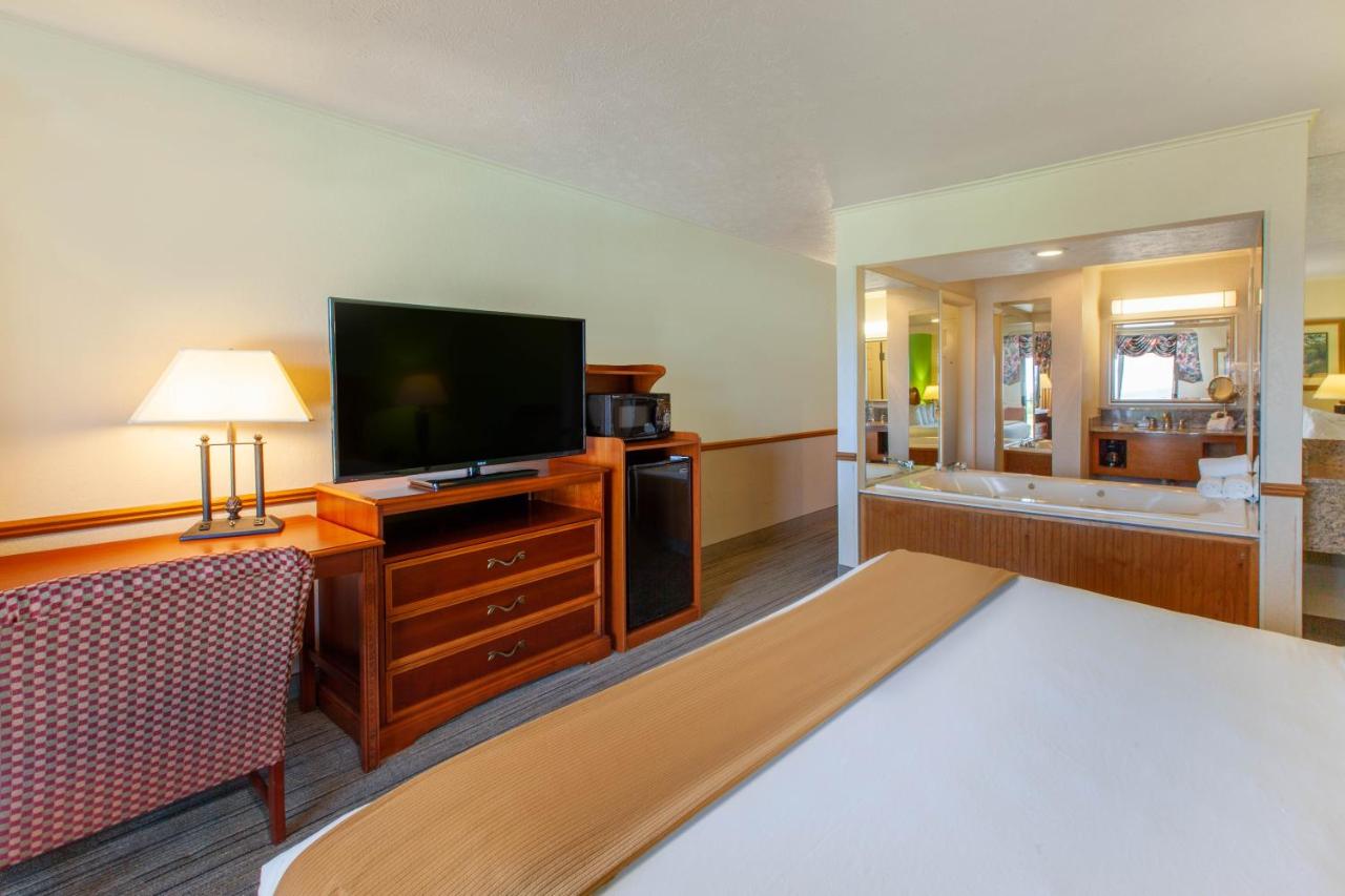 King Room with Balcony at Apple Tree Inn, SureStay Collection by Best Western