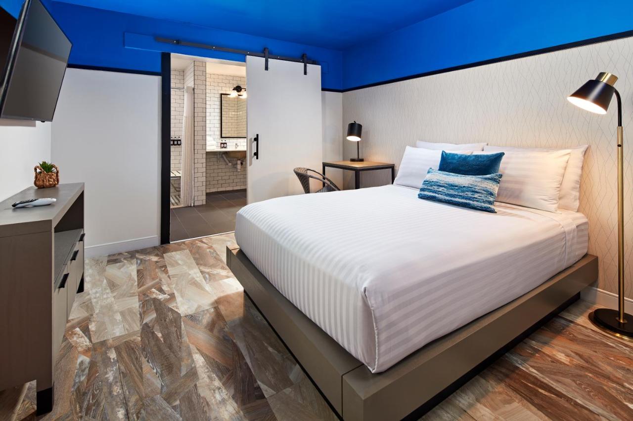 Accessible Roll in Shower One Bed at Pacific View Inn
