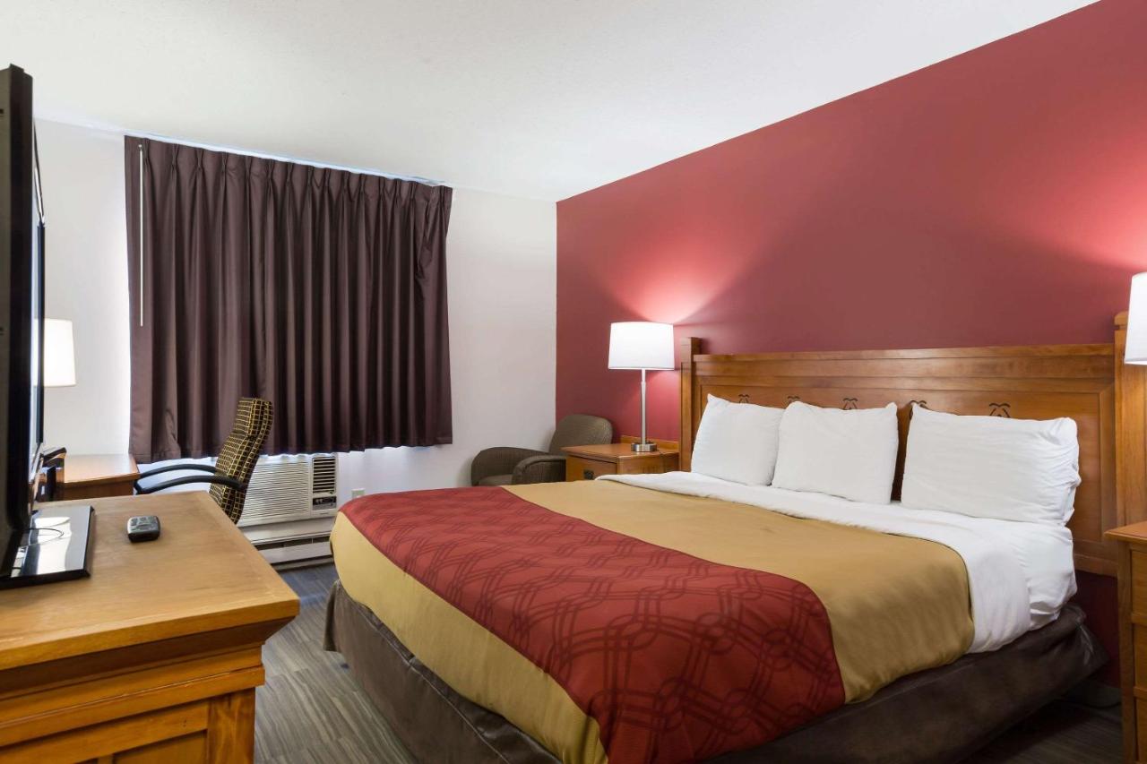 King Room - Non-Smoking at Econo Lodge Inn & Suites Escanaba North