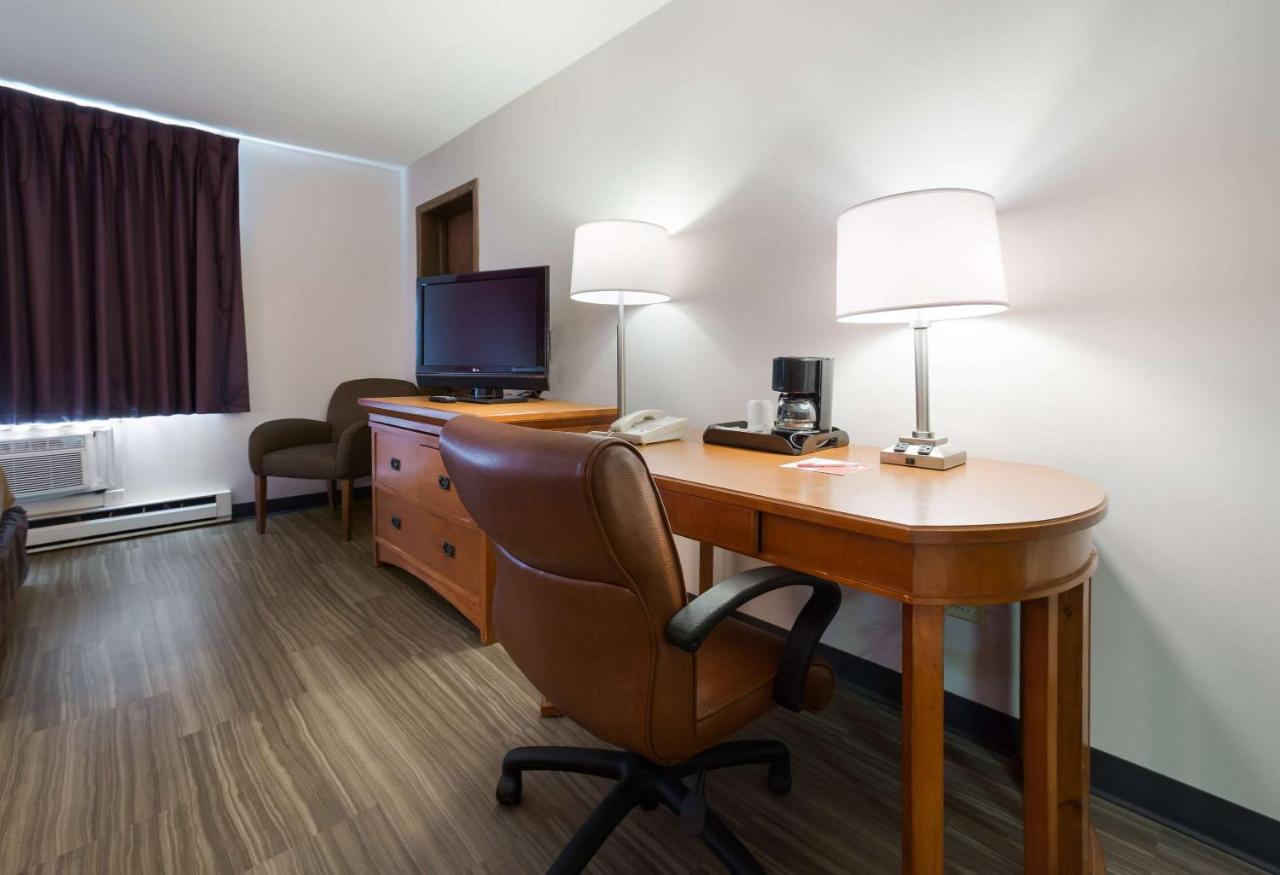 Efficency Queen Room with Two Queen Beds - Non-Smoking at Econo Lodge Inn & Suites Escanaba North