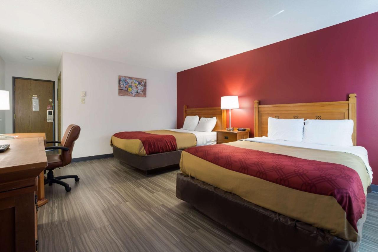 Efficency Queen Room with Two Queen Beds - Non-Smoking at Econo Lodge Inn & Suites Escanaba North