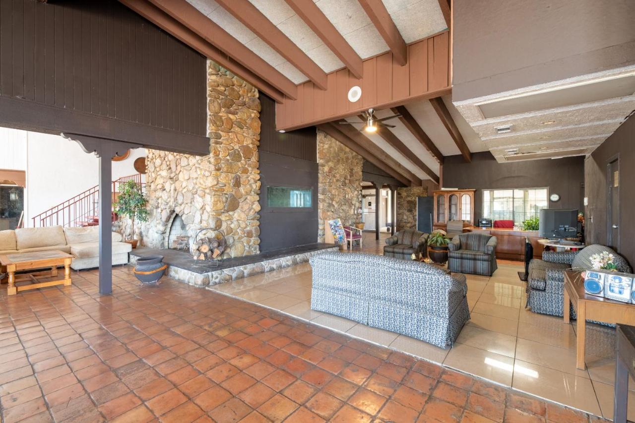 | Hotel O Bay City, TX-35