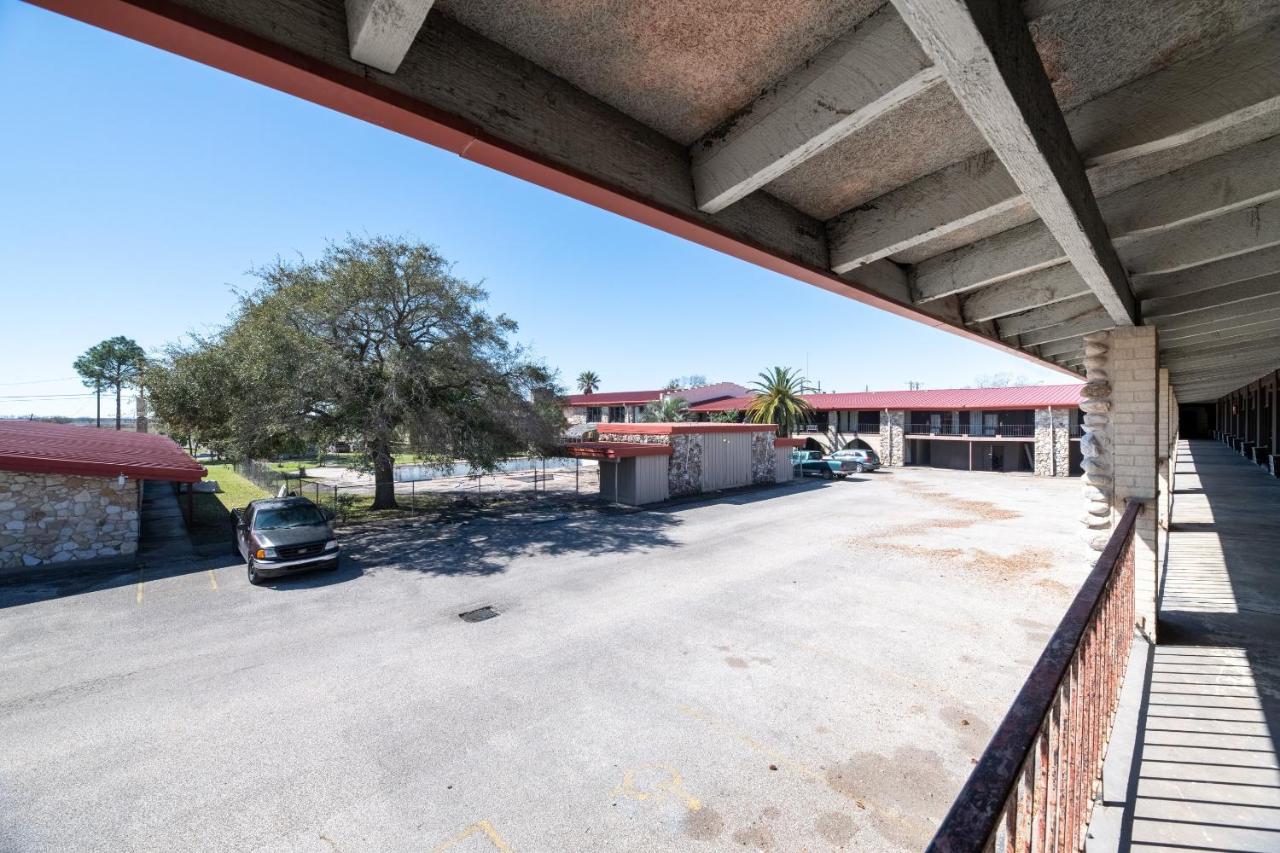 | Hotel O Bay City, TX-35