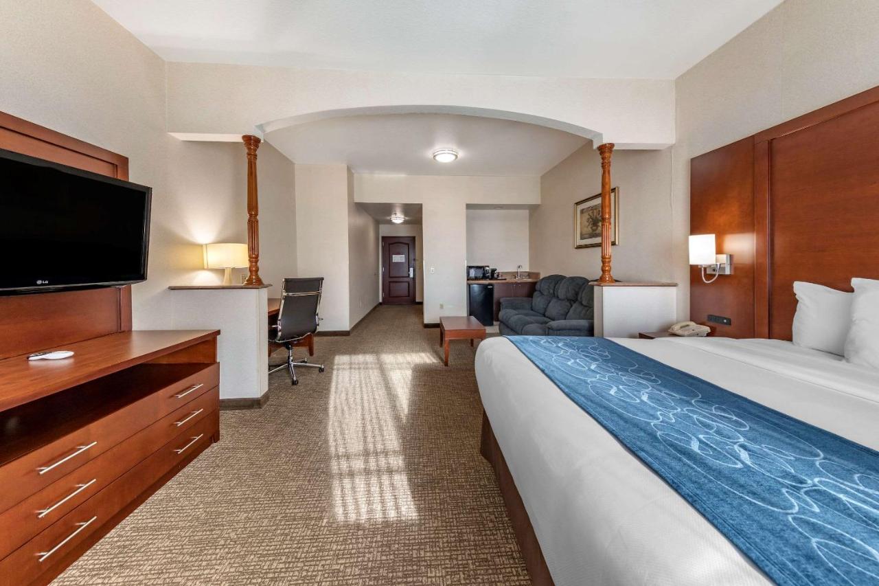 Suite, 1 King Bed with Recliner and Wet Bar at Citrus Suites Redlands Loma Linda Hotel