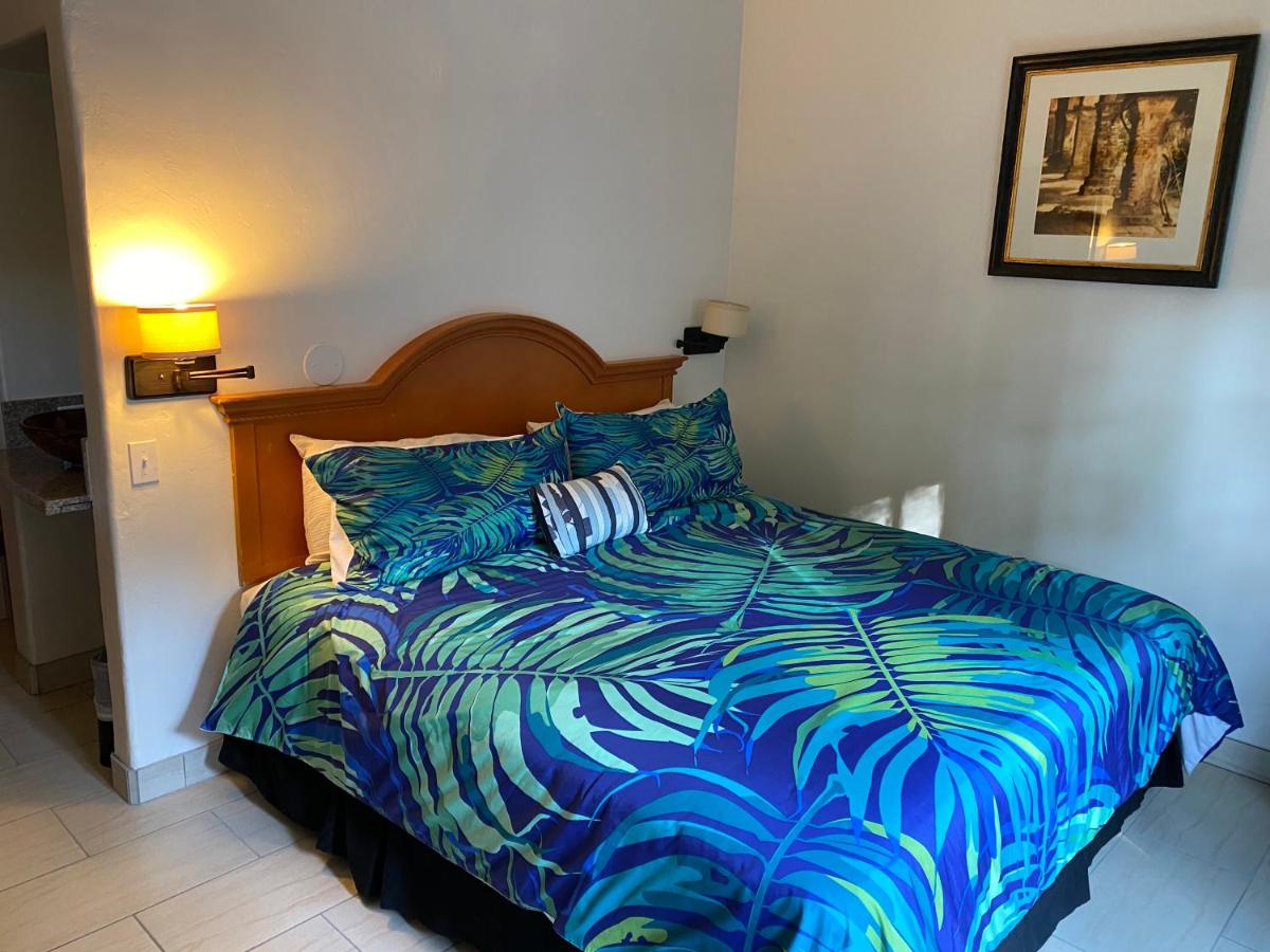 King Room with Balcony at Villa Rosa Inn