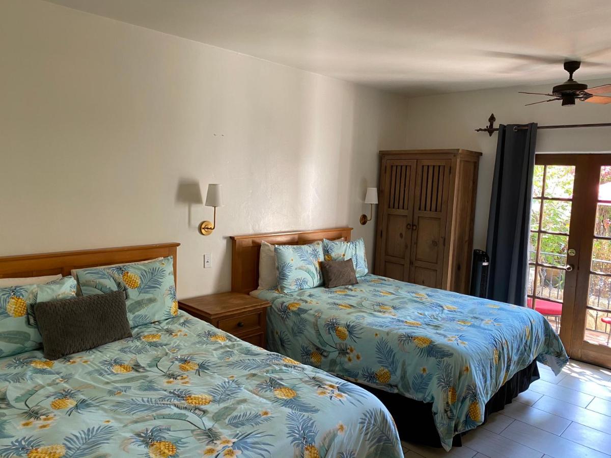 Queen Room with Balcony at Villa Rosa Inn