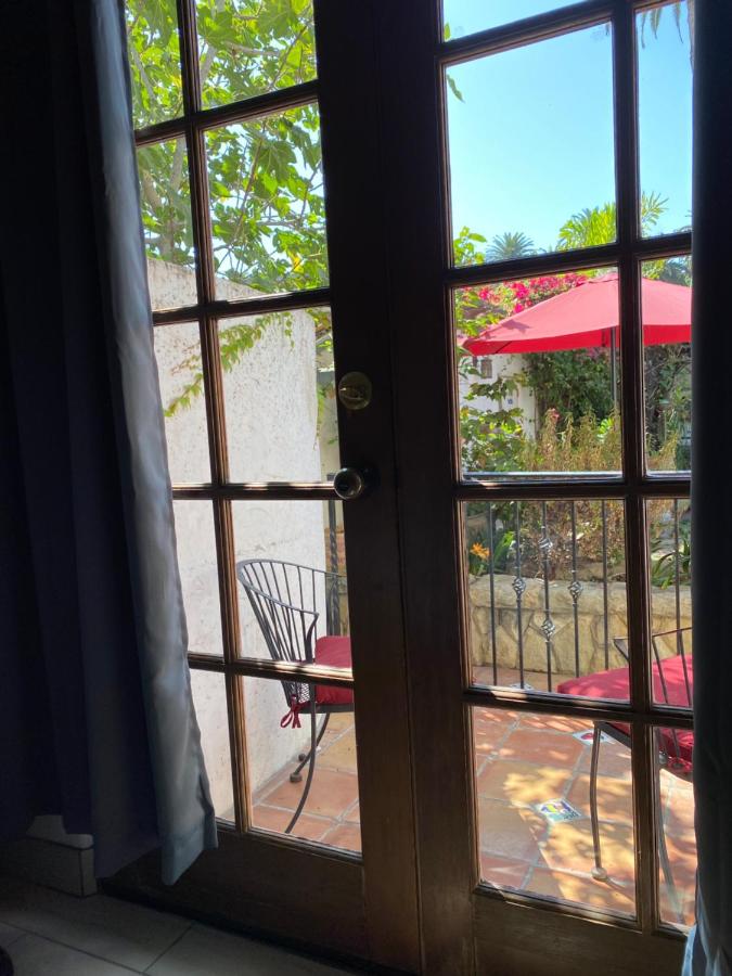 Queen Room with Balcony at Villa Rosa Inn