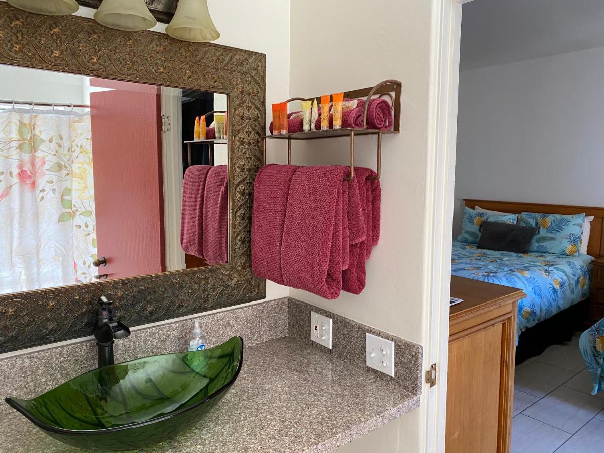 Queen Room with Balcony at Villa Rosa Inn