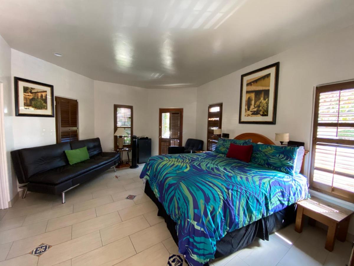 King Room with Balcony at Villa Rosa Inn