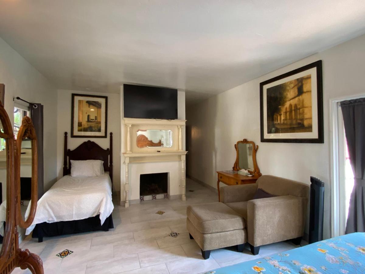 Suite with Balcony at Villa Rosa Inn