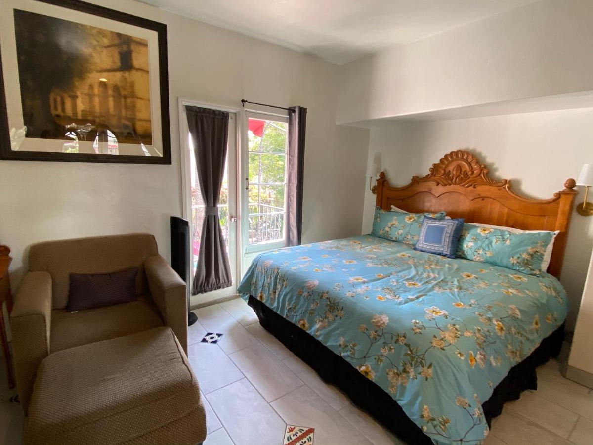 Suite with Balcony at Villa Rosa Inn