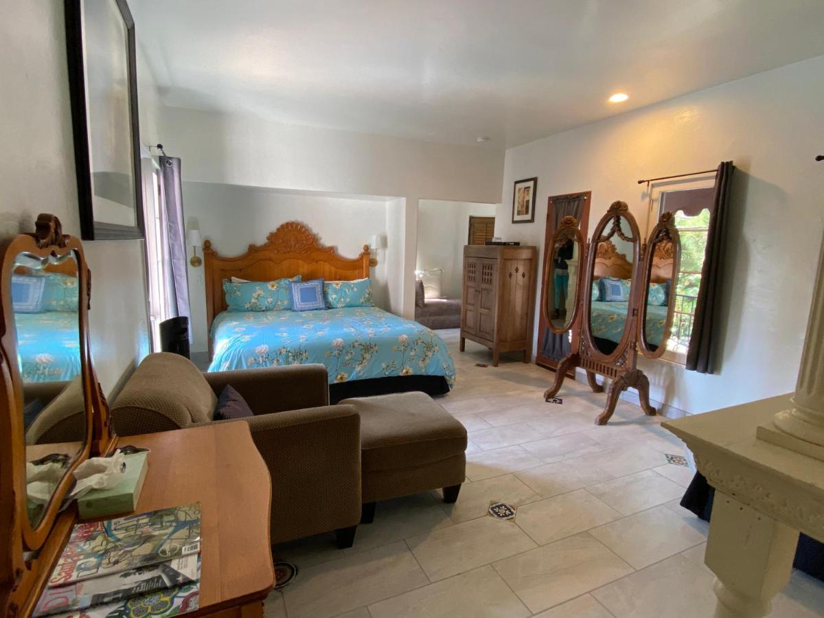 Suite with Balcony at Villa Rosa Inn