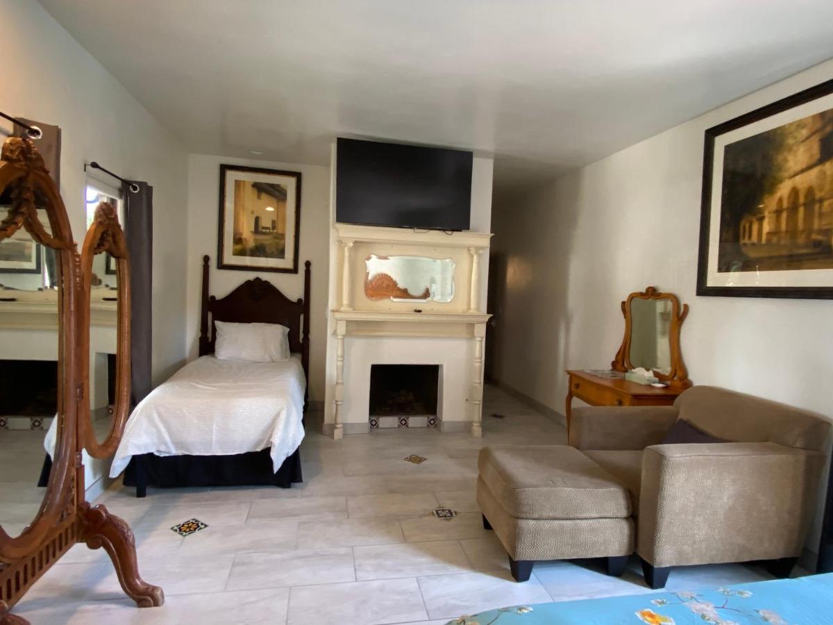 Suite with Balcony at Villa Rosa Inn