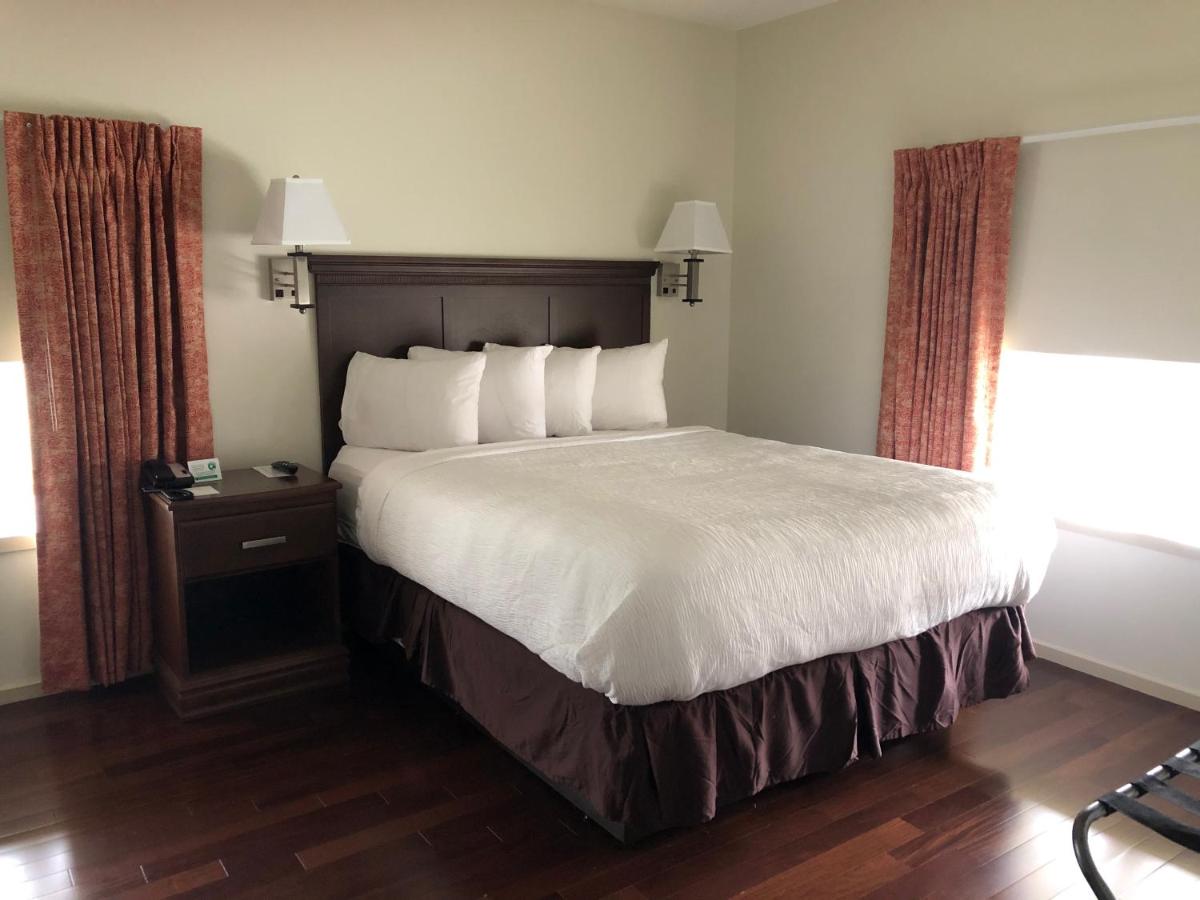 Queen Room at Grand Eastonian Hotel & Suites