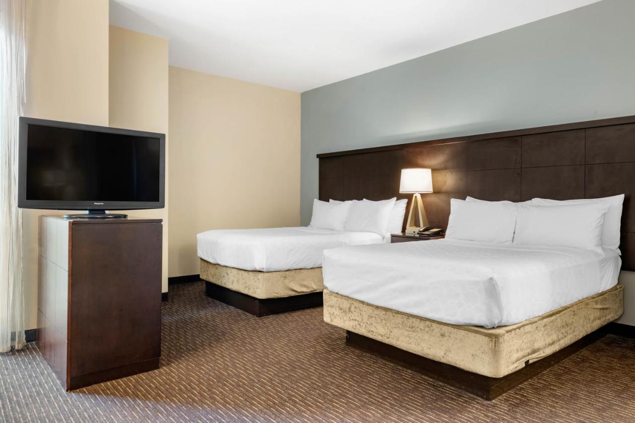 Queen Studio Suite - Mobility Access Roll in Shower/Non-Smoking at Staybridge Suites St. Petersburg Downtown by IHG