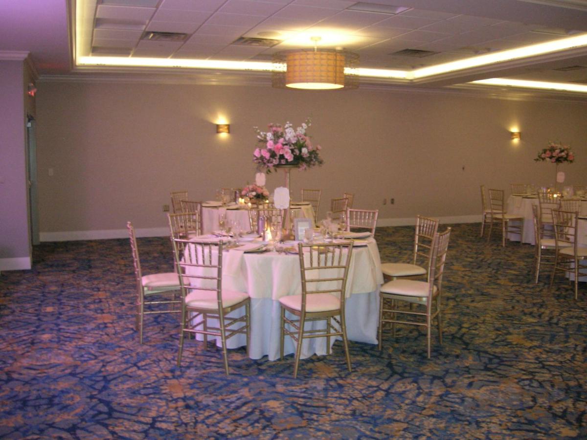 | Crowne Plaza Suites Pittsburgh South
