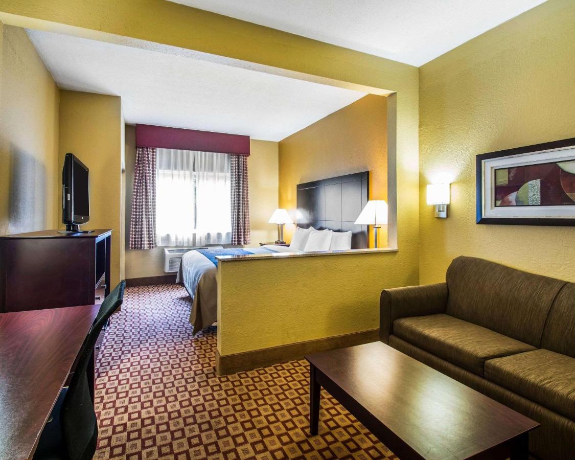 King Suite at Quality Inn Plant City - Lakeland