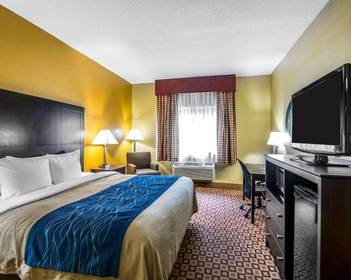 King Room with Roll-In Shower - Accessible/Non-Smoking at Quality Inn Plant City - Lakeland