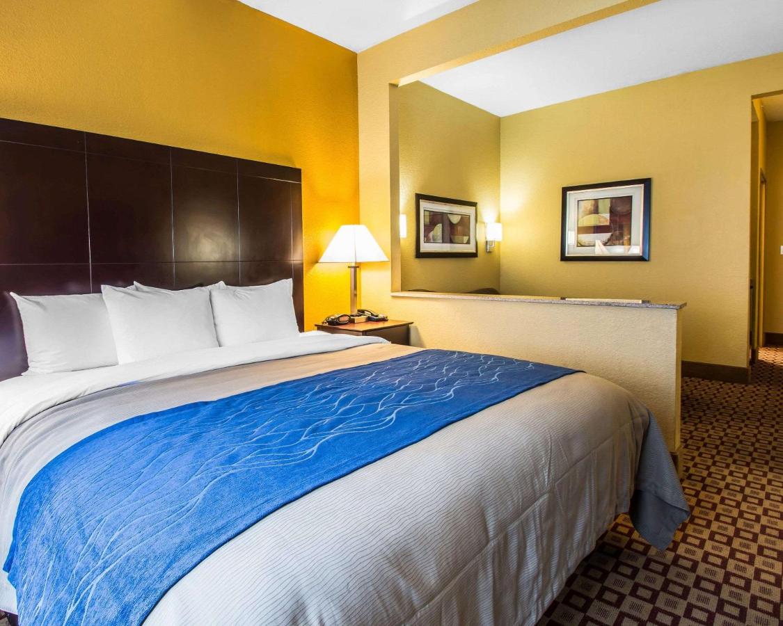 King Suite at Quality Inn Plant City - Lakeland