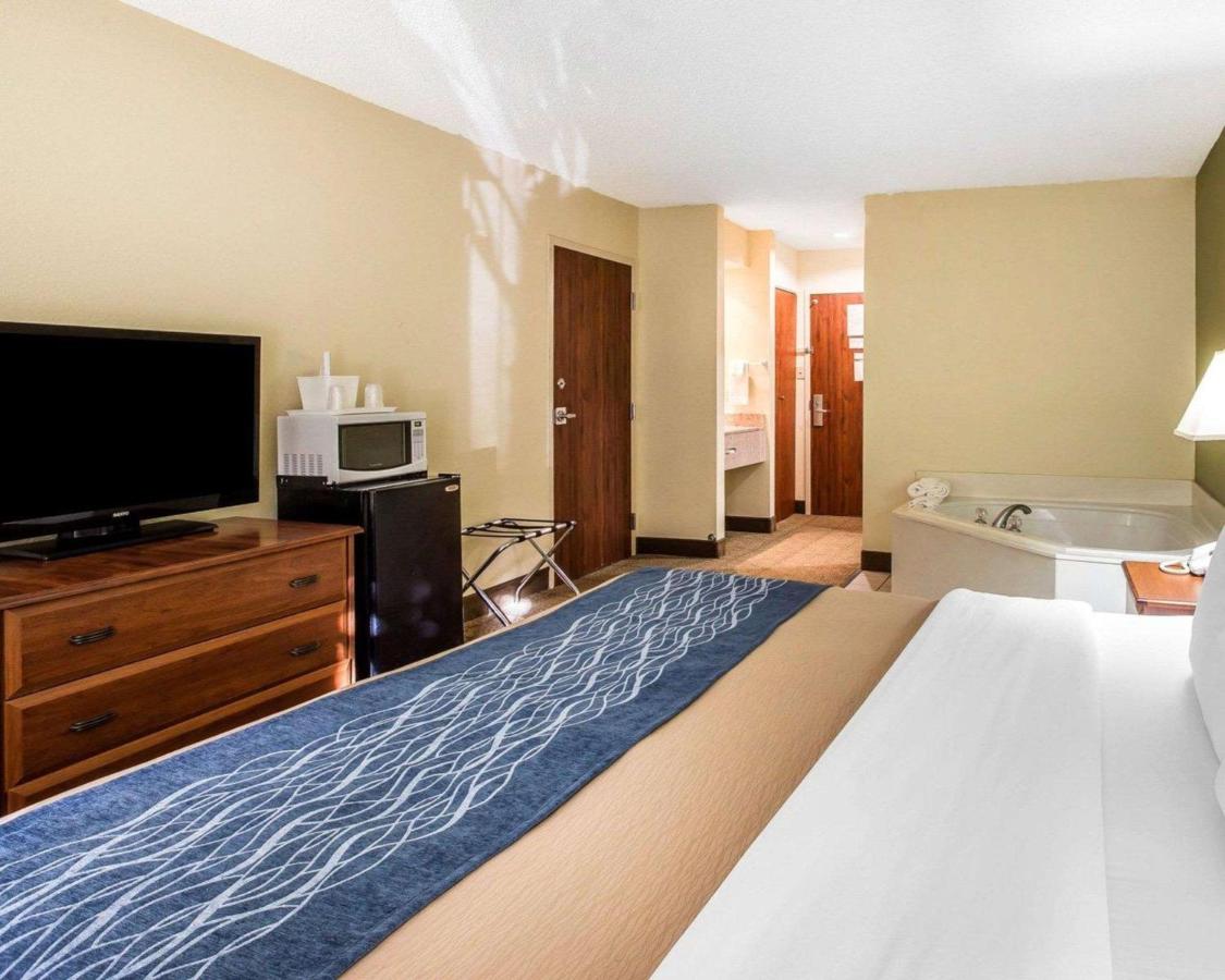 King Room with Whirlpool - Non smoking at Quality Inn Darien - North Brunswick