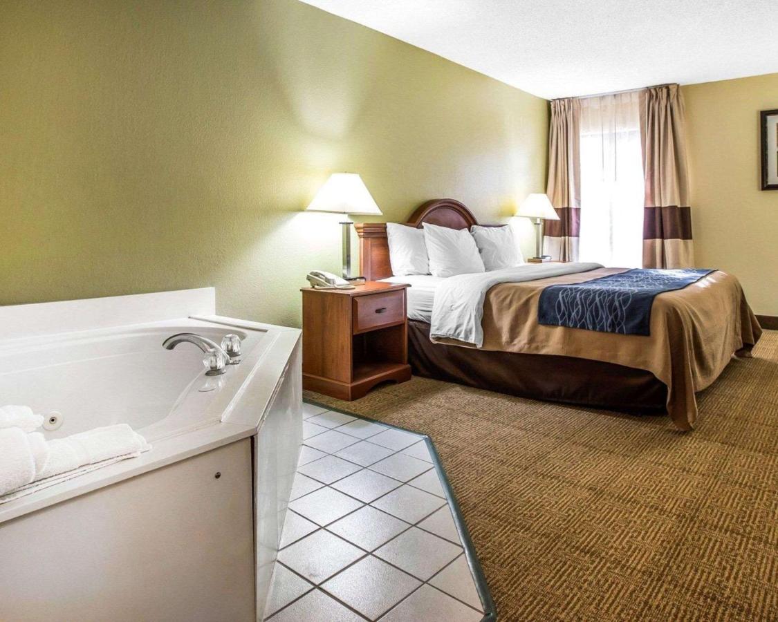 King Room with Whirlpool - Non smoking at Quality Inn Darien - North Brunswick