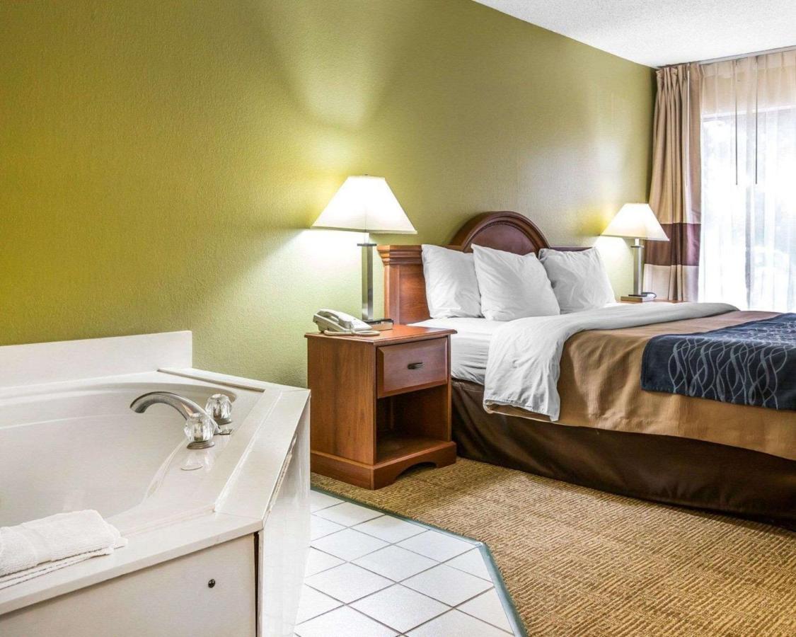 King Room with Whirlpool - Non smoking at Quality Inn Darien - North Brunswick