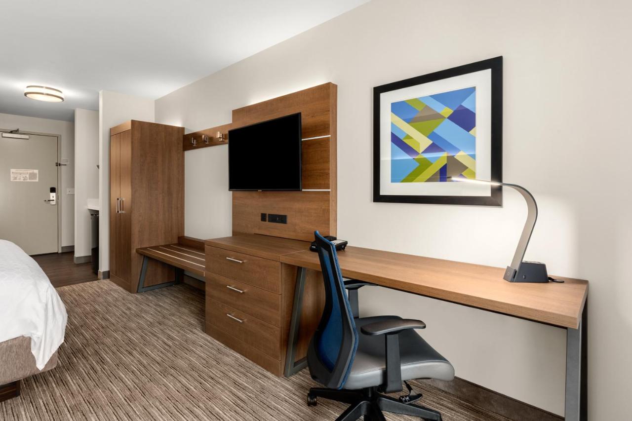 King Room at Holiday Inn Express Suites Sumner by IHG