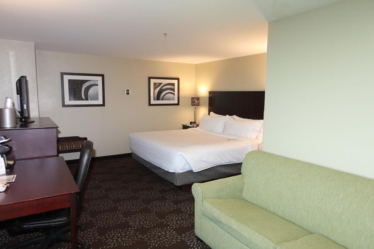 King Room with Sofa Bed at Holiday Inn Express & Suites Pittsburgh West - Greentree by IHG