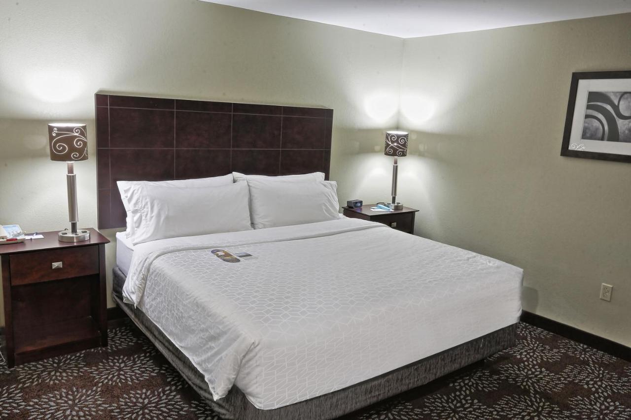 Suite - Hearing Accessible - Non-Smoking at Holiday Inn Express & Suites Pittsburgh West - Greentree by IHG