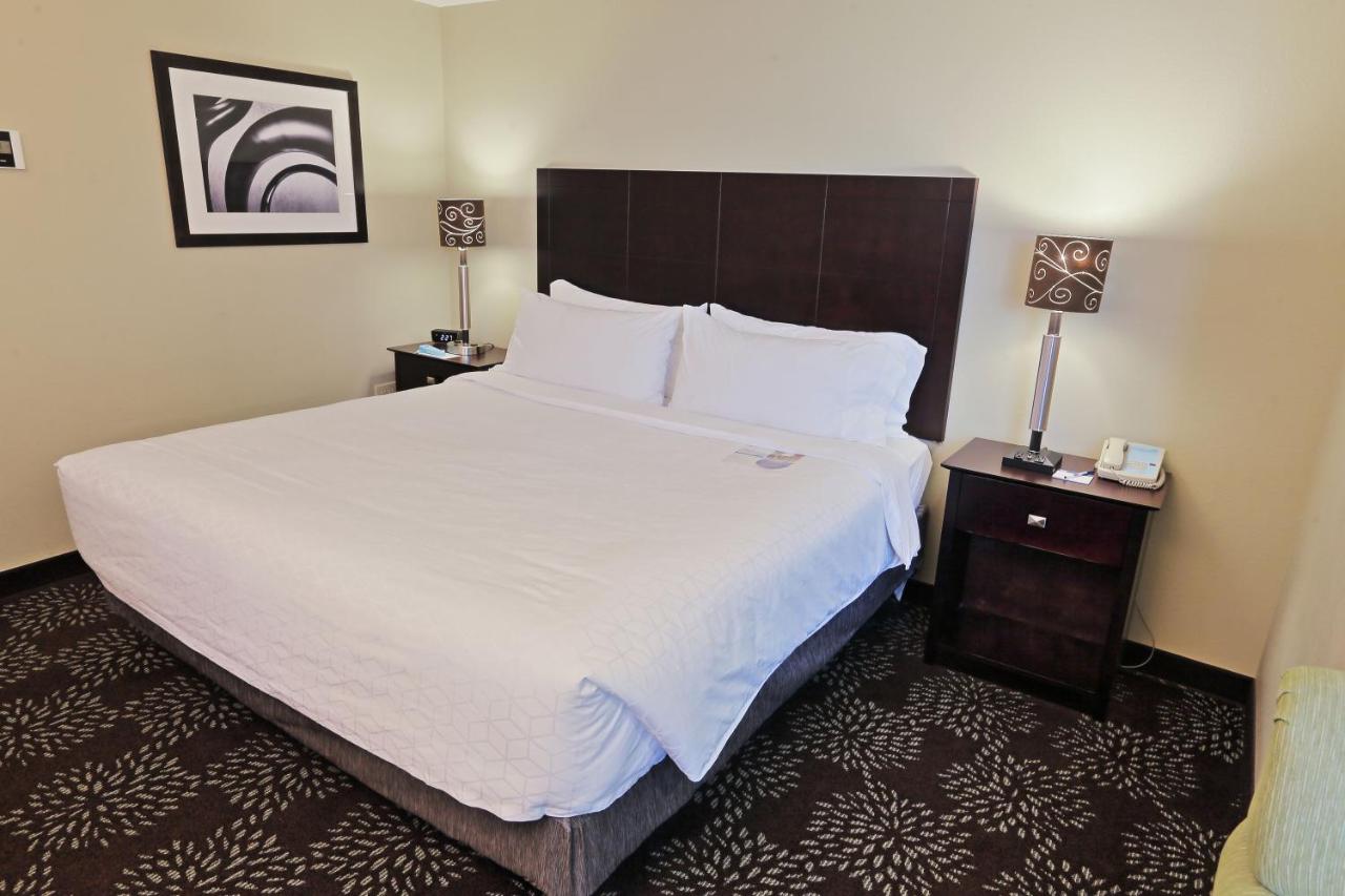 Suite - Mobility Access Roll in Shower/Non-Smoking at Holiday Inn Express & Suites Pittsburgh West - Greentree by IHG