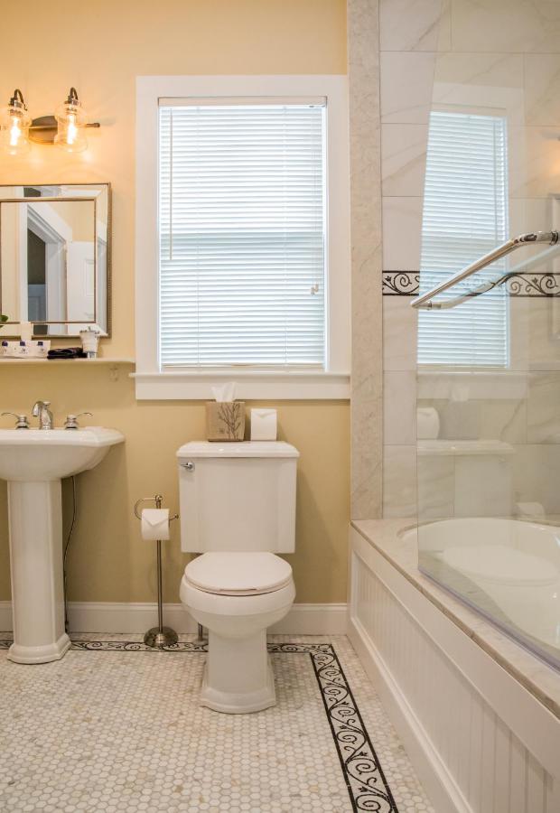  | Almondy Inn Bed & Breakfast