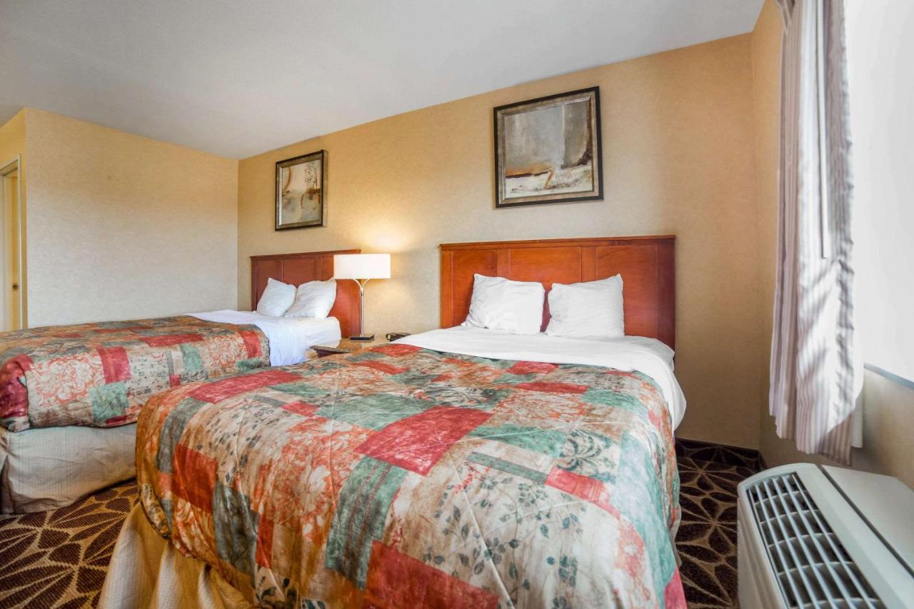 Double Room with Two Double Beds - Smoking at Rodeway Inn & Suites Nampa