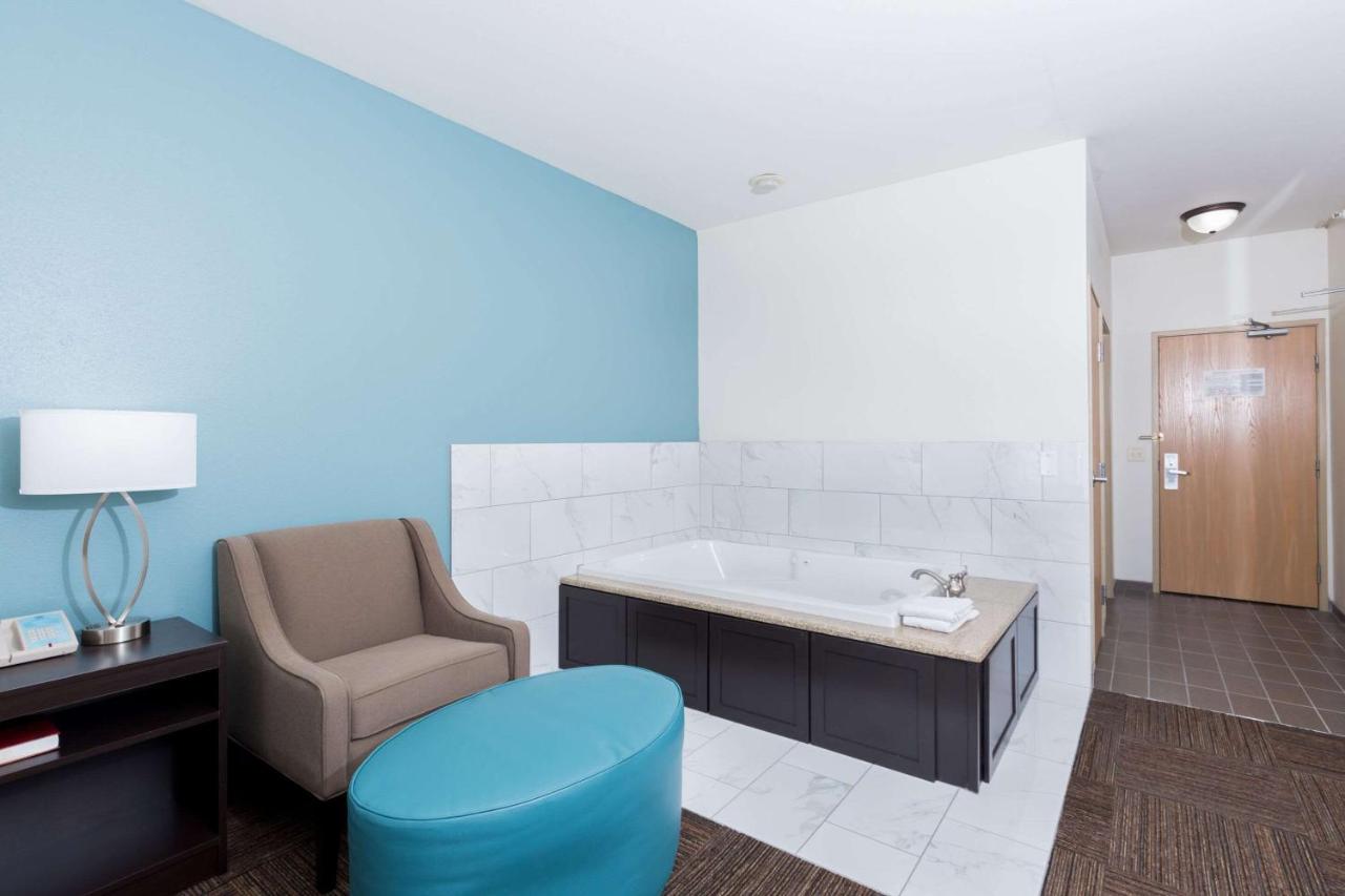 King Suite and Roll-In Shower - Accessible/Non-Smoking at Sleep Inn & Suites Washington near Peoria