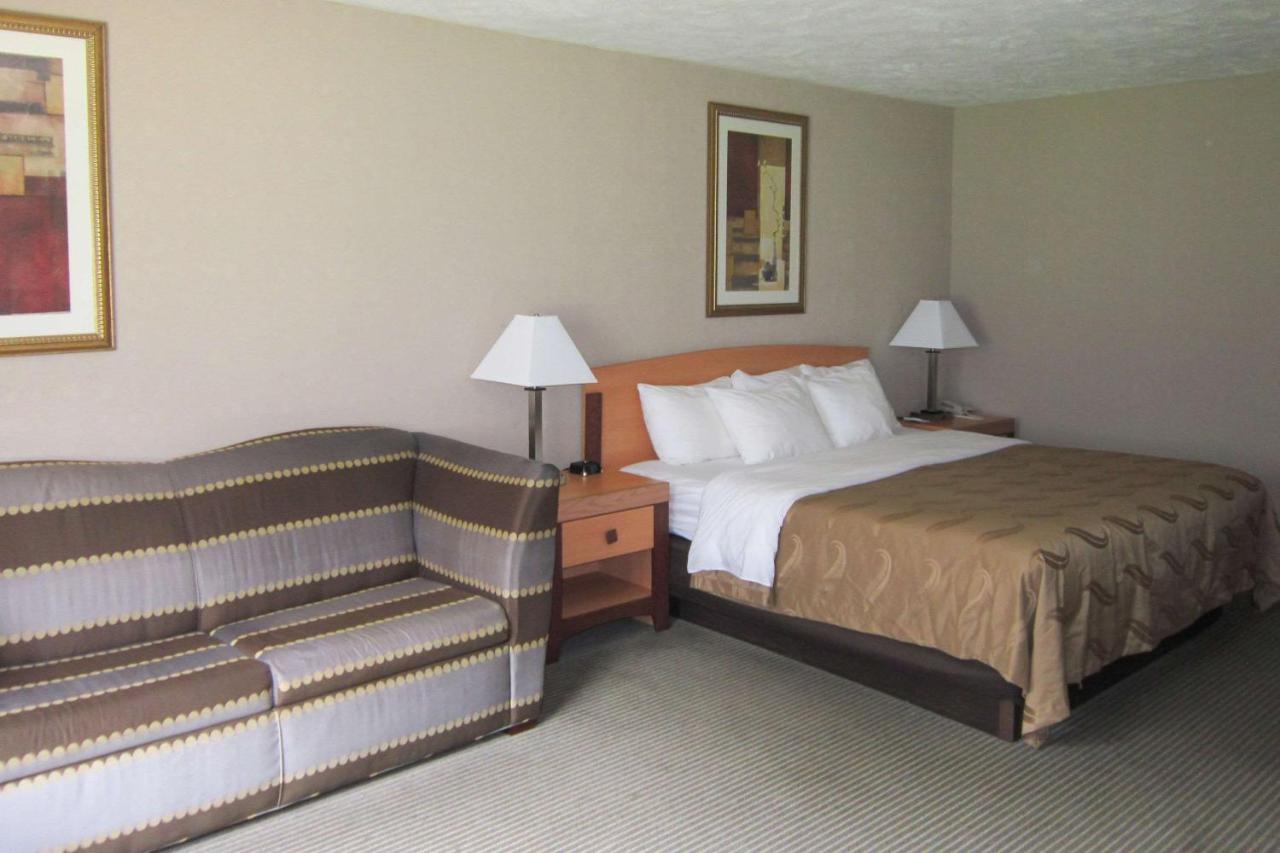 Deluxe King Room at Quality Inn Nashville - Bloomington