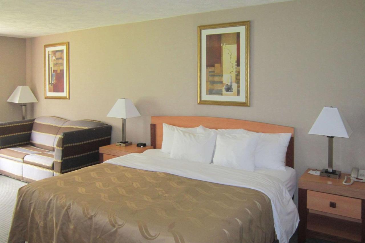 Deluxe King Room at Quality Inn Nashville - Bloomington
