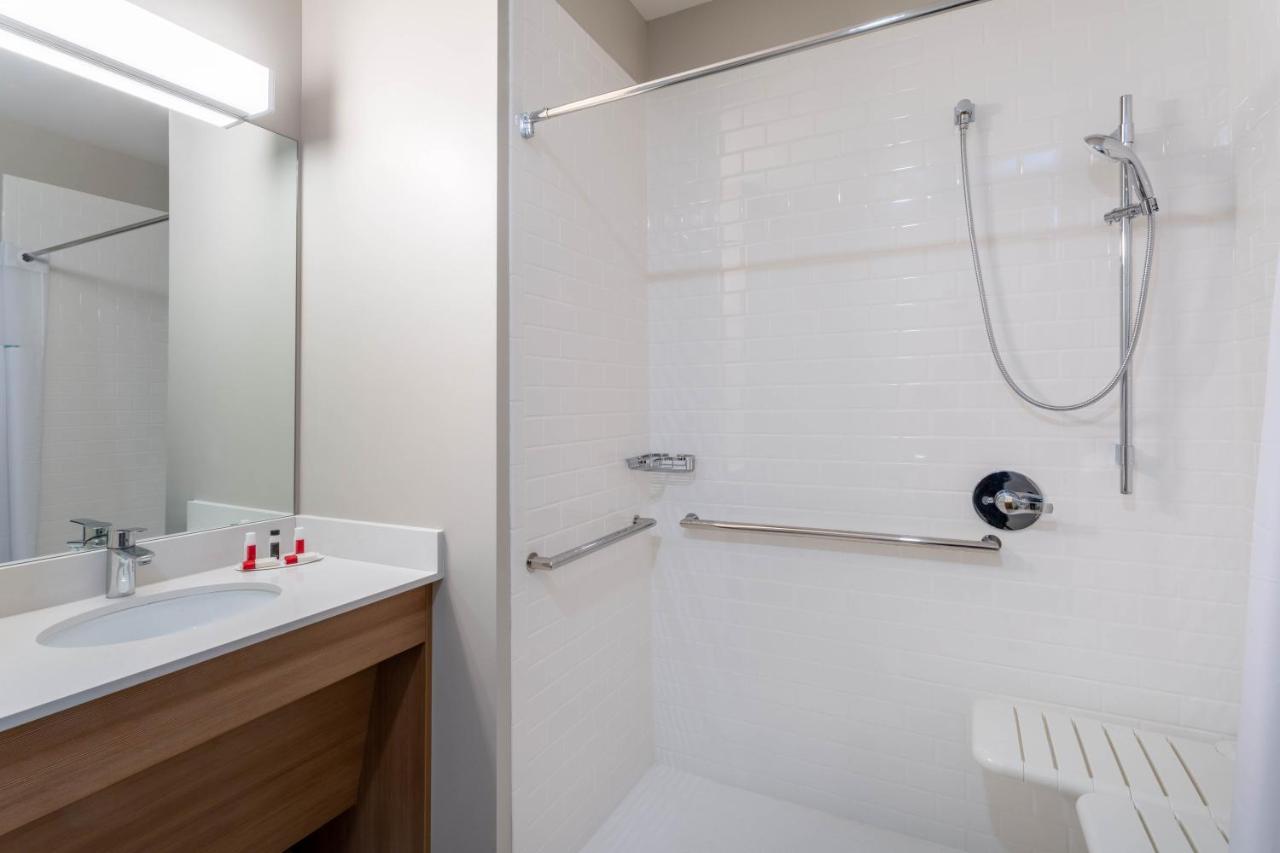 1 Queen Bed, Mobility/Hearing Accessible Room, Bathtub w/ Grab Bars, Non- Smoking at Microtel Inn & Suites by Wyndham Amsterdam