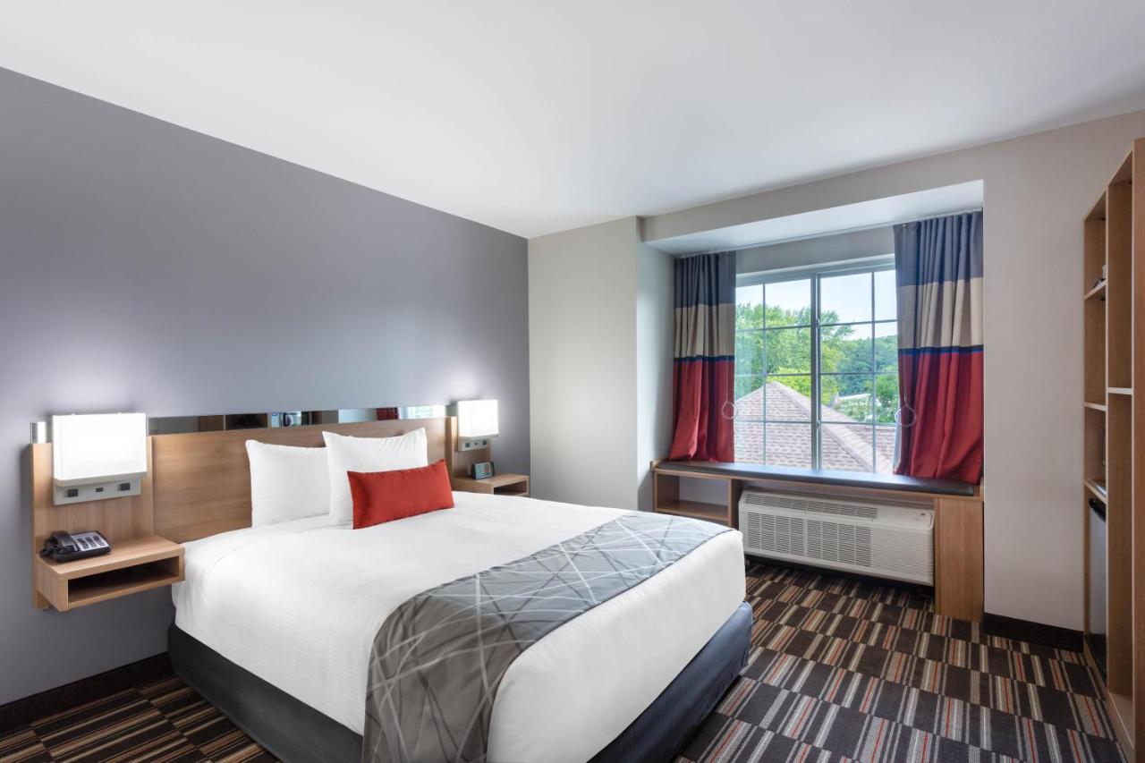 Queen Room - Non-Smoking at Microtel Inn & Suites by Wyndham Amsterdam