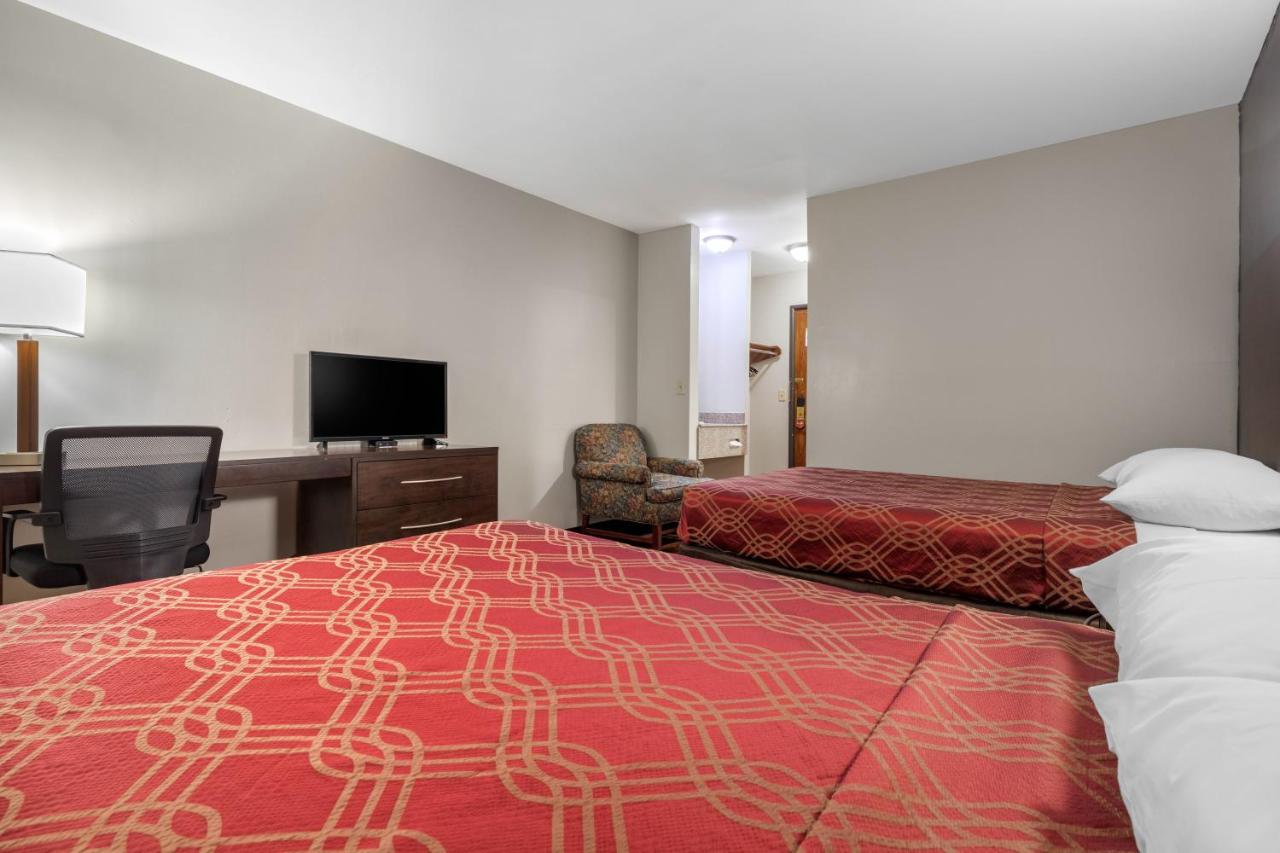 Room #2245309 at Econo Lodge Milwaukee Airport