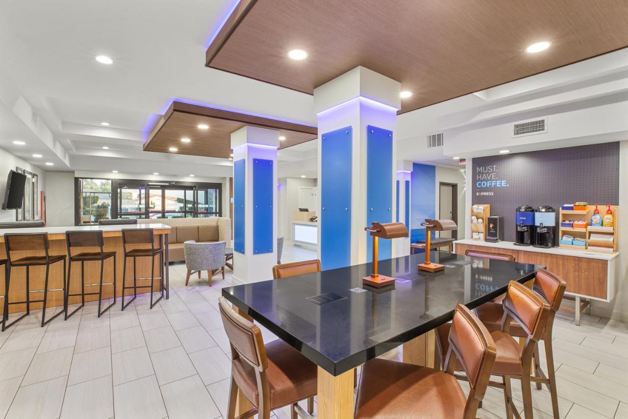  | Holiday Inn Express Hotel & Suites Tacoma, an IHG Hotel