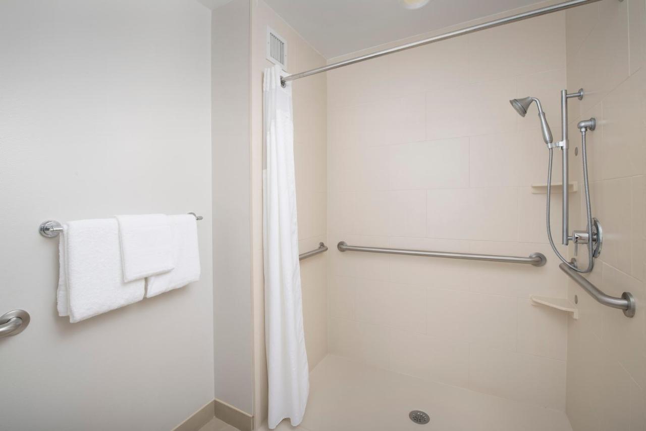 King Room - Hearing Accessible - Roll-in Shower at Holiday Inn Express Jacksonville Beach by IHG