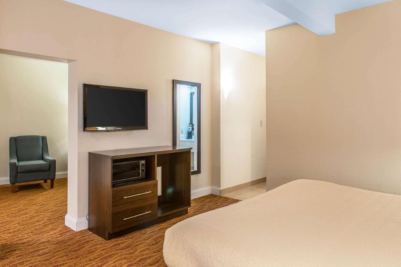 | Quality Inn and Suites Newport - Middletown