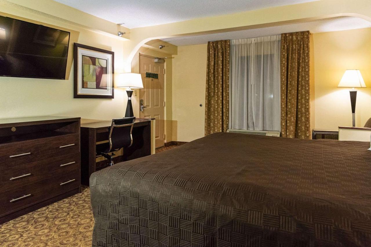 King Suite - Smoking at Rodeway Inn & Suites Clarksville near Governors Square Mall