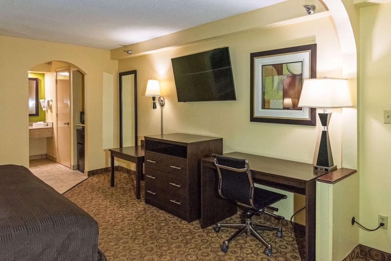 King Suite - Smoking at Rodeway Inn & Suites Clarksville near Governors Square Mall