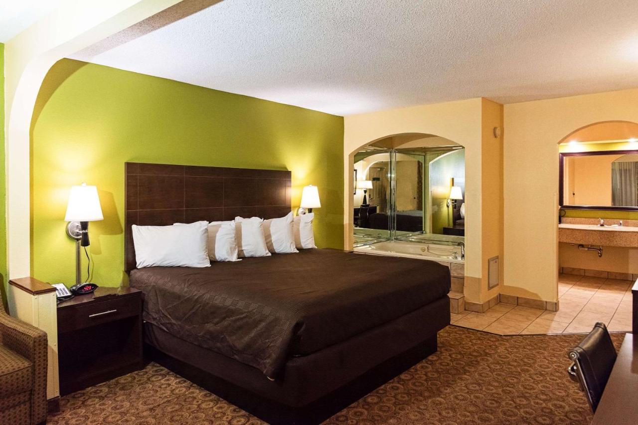 King Suite - Smoking at Rodeway Inn & Suites Clarksville near Governors Square Mall
