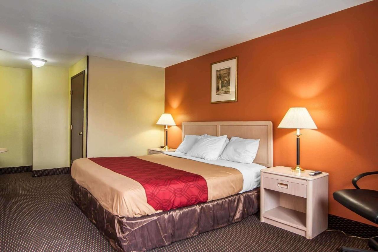 King Room - Non-Smoking at Rodeway Inn Willamette River