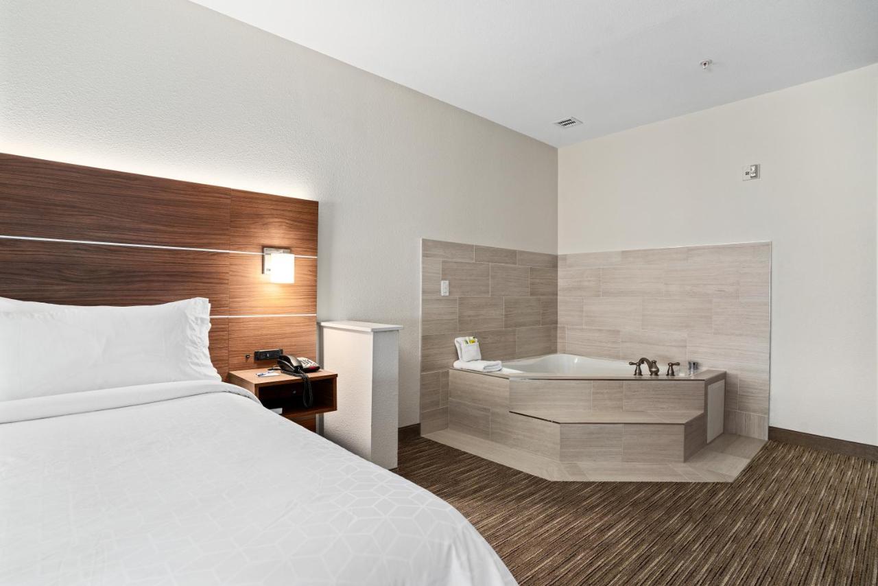 Deluxe King Room - Disability Access at Holiday Inn Express Suites Van Buren-Ft Smith Area by IHG
