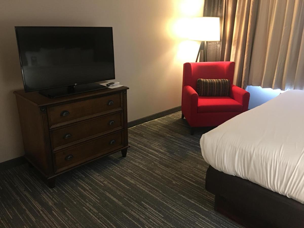 Studio Suite with Roll-In Shower at Country Inn & Suites by Radisson, Grand Rapids East, MI